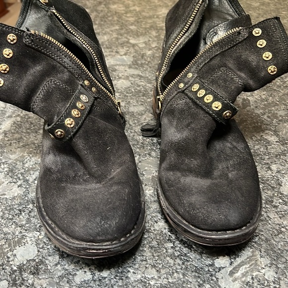 UGG Sz 9 Fabrizia Stud Boots Black Suede Goldtone Grommets Side Zip - Picture 5 of 11